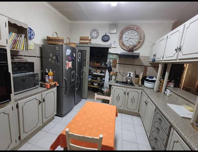 6 BEDROOM HOUSE FOR SALE IN FLORAUNA